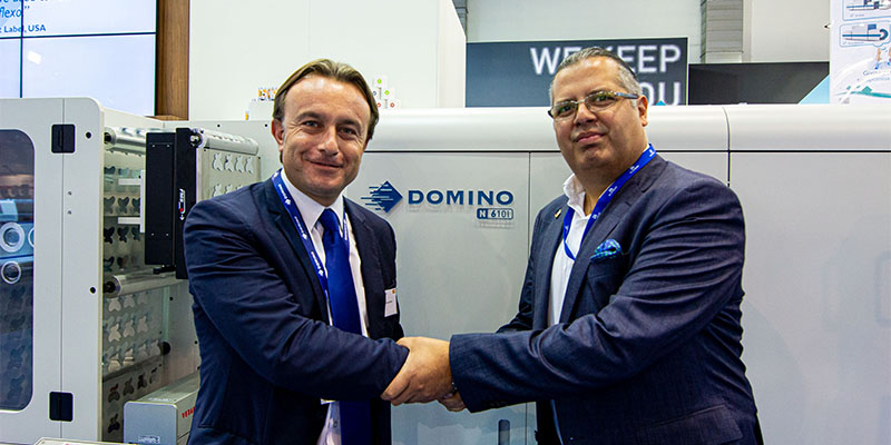 Manuel Hernández from Domino and Francisco Fernández, Director of Grafisoft in front of the N610i colour label press