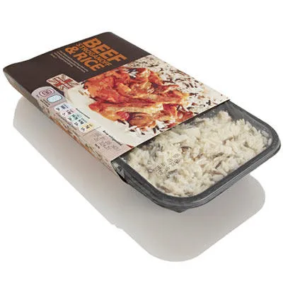 Verwijderbare kartonnen wikkel op een kant-en-klaarmaaltijd