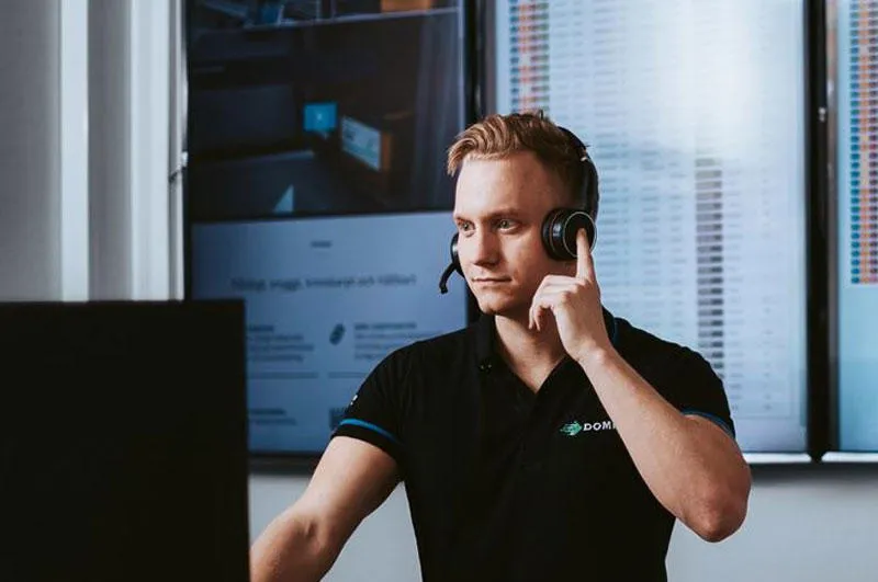 One of our service engineers solves a customer request remotel