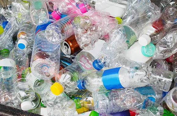 residuos de envases, incluidas botellas de plástico y latas de aluminio, para su reciclaje
