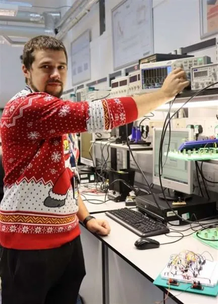 Développer sa carrière - Arturas Borkertas, avec le soutien de Domino, termine un HND en ingénierie électrique au Cambridge Regional College et se fixe pour objectif d'étudier pour un diplôme à l'Université de Hertfordshire.