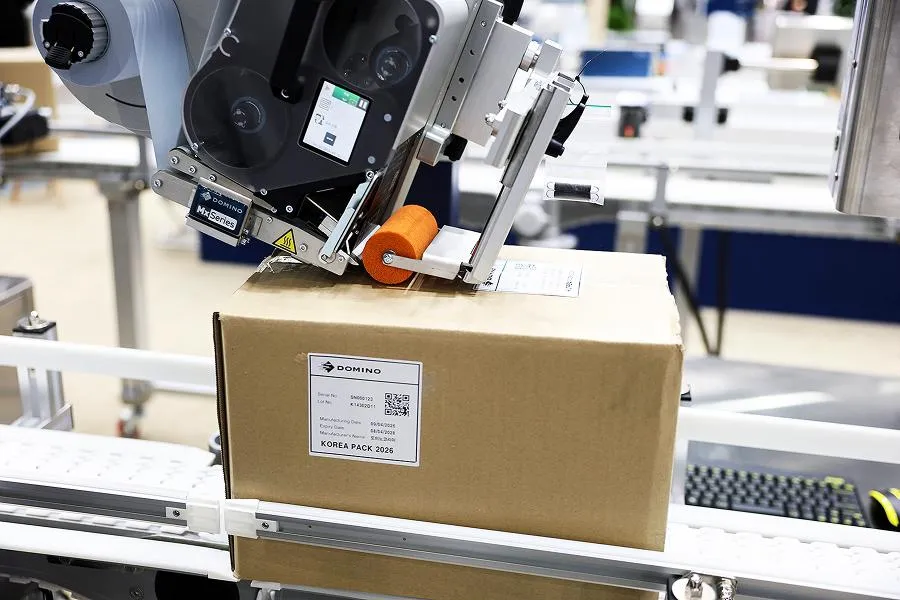 코리아팩 2026 도미노코리아 부스 - 자동 라벨 인쇄 및 부착기
