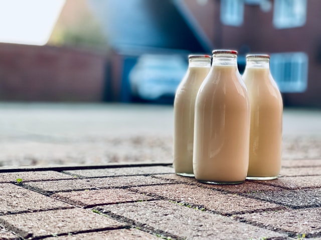 Imagem da garrafa de leite - Foto de Elizabeth Dunne no Unsplash