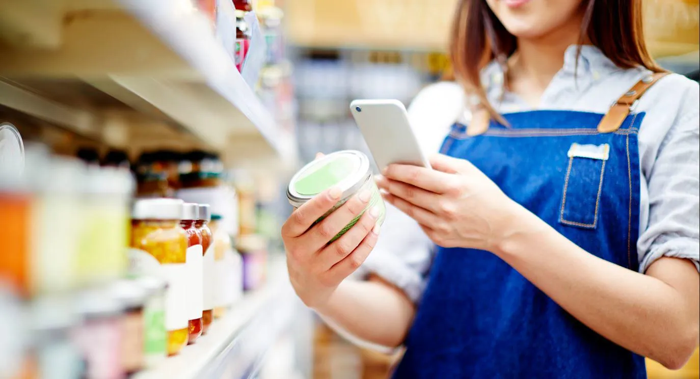 Persoon scant een 2D-code op een productverpakking met een smartphone