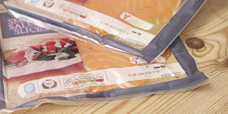 Kontinuierlicher Tintenstrahldruckercode auf flexiblen Vakuum-Lebensmittelverpackungen