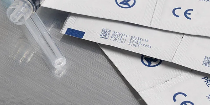 의료기기 파우치에 마킹된 검정색 QR코드와 로트넘버