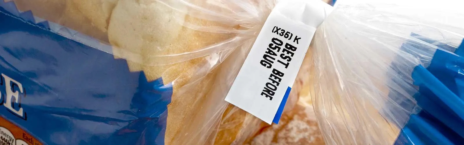 El código de la impresora Blue cij en el envase transparente del pan, incluyendo la fecha de caducidad