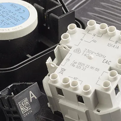 전자 부품에 마킹된 2D 데이터 매트릭스 코드를 비롯한 코드 샘플