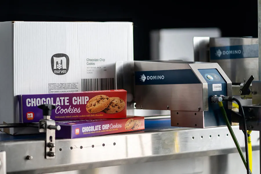 피에조 잉크젯 PIJ 마킹기로 박스에 날인하는 모습