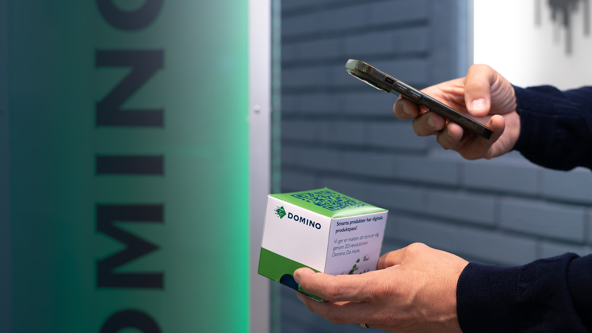 QR_scanna_mork_1920x1080