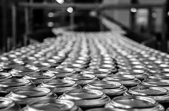 Industriell produktionslinje för burkmärkning