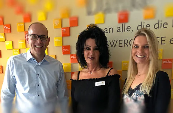 Von links nach rechts: Jürgen Pflieger, Leiter Marketing Domino, Sabine Schenk, Geschäftsführerin des ZWERG NASE-Hauses und Simone Ritter, Content-Marketing & PR Domino