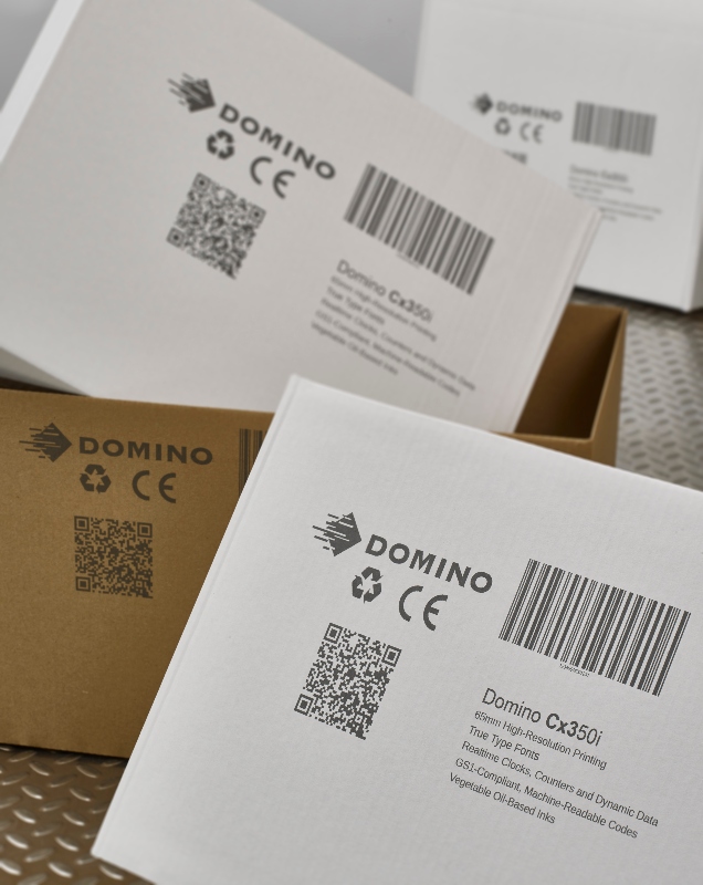 De Cx350i drukt grote etiketformaten rechtstreeks op dozen en kisten met duurzaam gewonnen inkt.