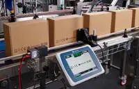 Impression Série Gx PRO sur des cartons bruns sur une ligne de production, avec interface utilisateur (UI).