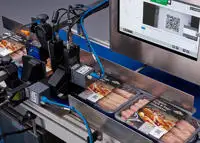 Impression Série Gx PRO sur des emballages alimentaires, avec vision R‑Series et détection de boyaux (saucisses).