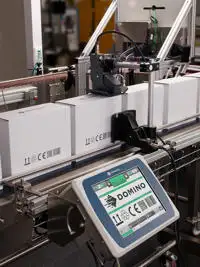 Impression Série Gx PRO sur des cartons blancs sur une ligne de production