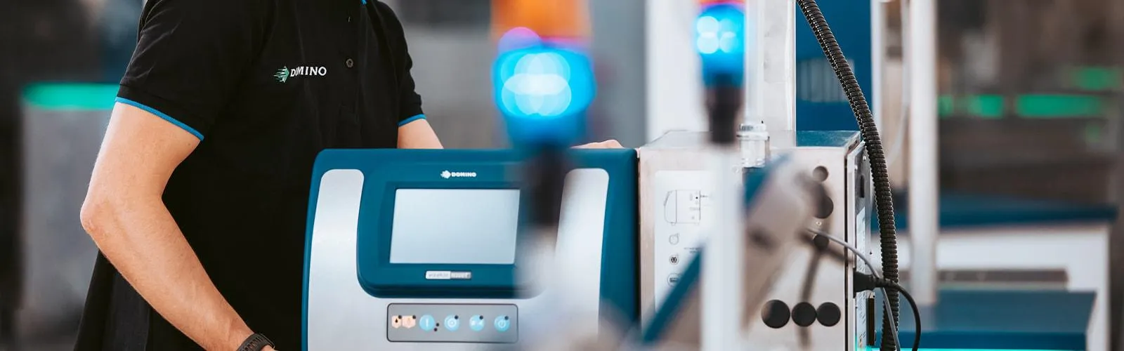 Techniker im Einsatz an Domino System